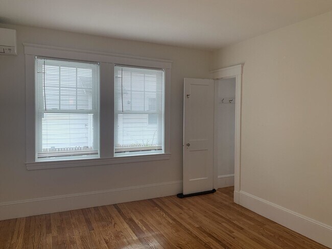 Building Photo - 31 Clyde St