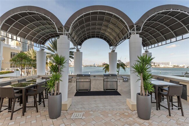 Building Photo - 848 Brickell Key Dr