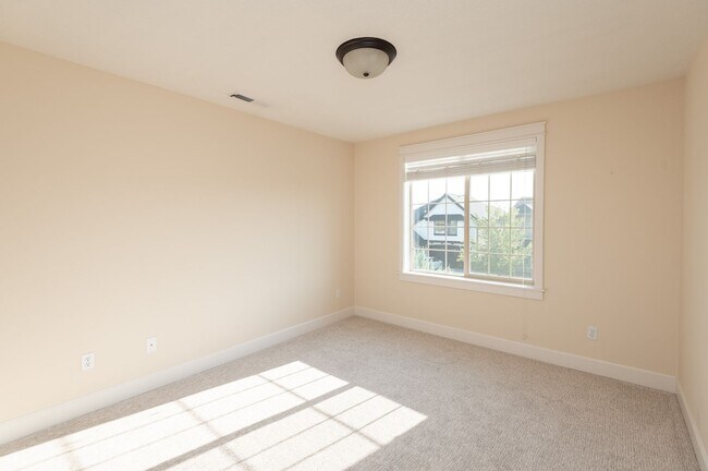 Building Photo - Sun Meadow Home 4 Bed + Bonus + Office + H...