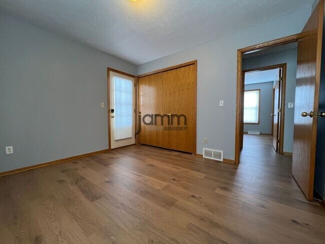 Building Photo - 3027 Brookdale Ave
