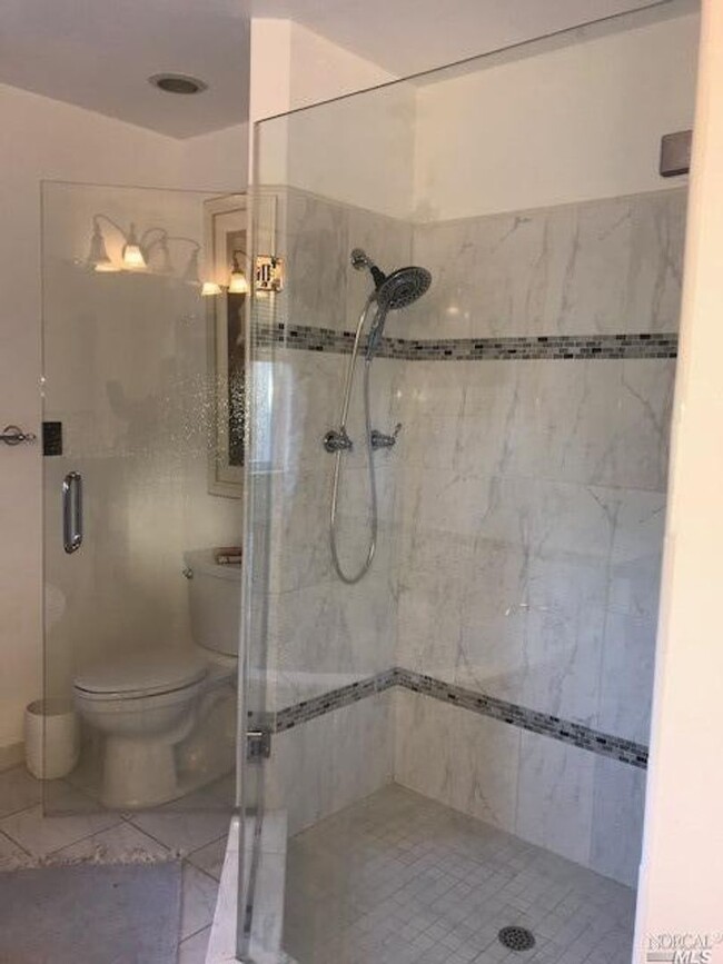 Building Photo - Gorgeous 3 bedroom 2.5 bath 2 story Townho...