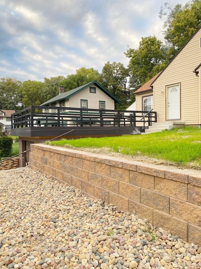 Building Photo - Beautifully updated 5 bed 2 bath house $2200