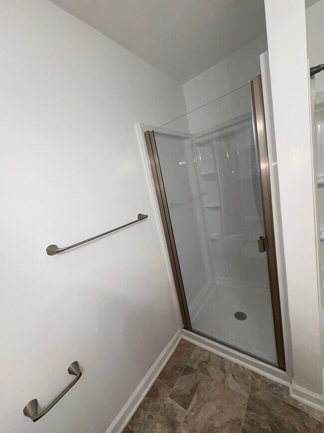 Building Photo - LARGE 2ND FLOOR CONDO