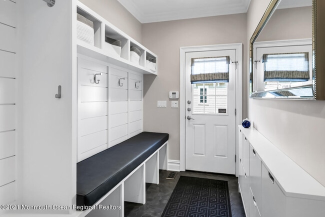 Building Photo - 2211 3rd Ave