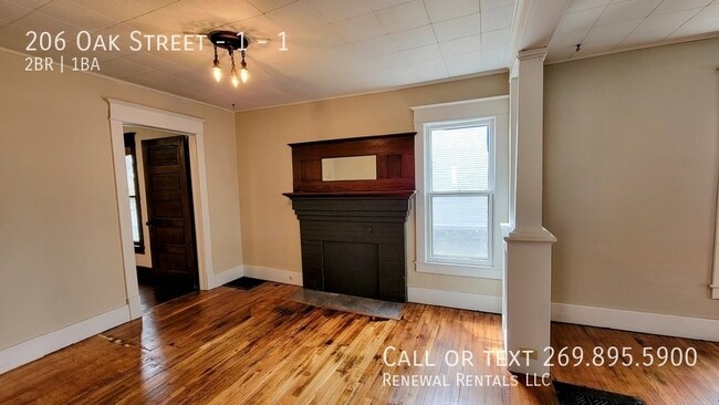 Building Photo - 206 Oak St