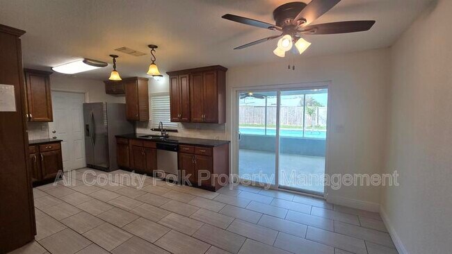 Building Photo - 2014 Woodbriar Loop N