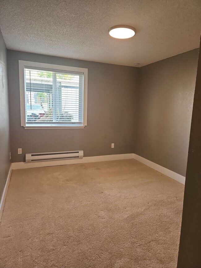 Building Photo - APPLICATION PENDING - 2bed/1bath unit on S...