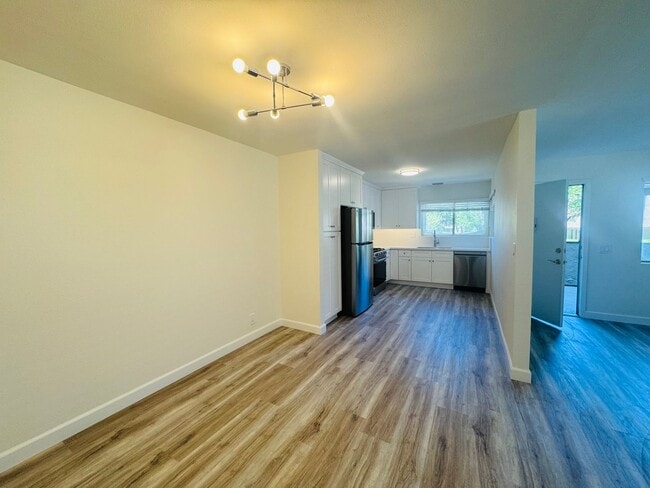 Building Photo - Remodeled Single-Level Beauty in Wildwood!