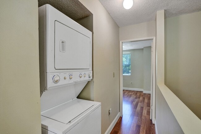 Building Photo - Townhouse with 2 Beds, 2.5 Baths, In-Unit ...