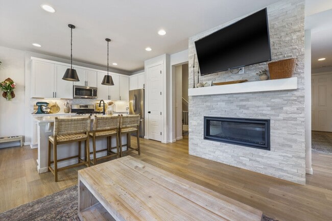 Building Photo - Spacious & Stylish 4-Bedroom A/C Townhome!