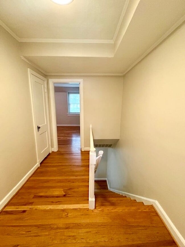 Building Photo - Updated 1BR/1BA 2-level TH in great location