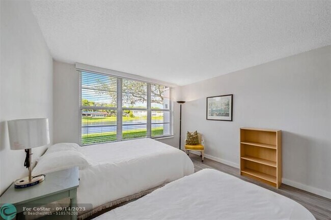 Building Photo - 3611 Oaks Clubhouse Dr