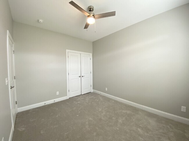Building Photo - Three Bedroom Townhouse in Cypress Ridge!