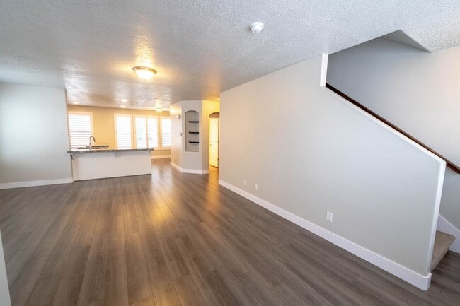 Building Photo - Beautiful Draper Townhomes in Prime Location