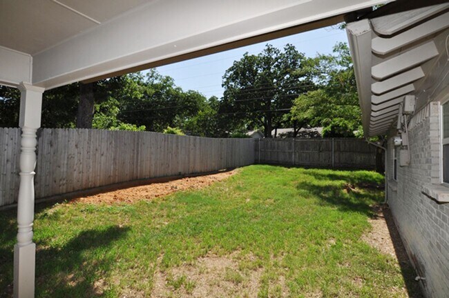 Building Photo - 1117 Trailwood Dr