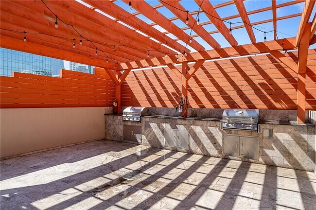 Building Photo - 3338 Peachtree Rd NE