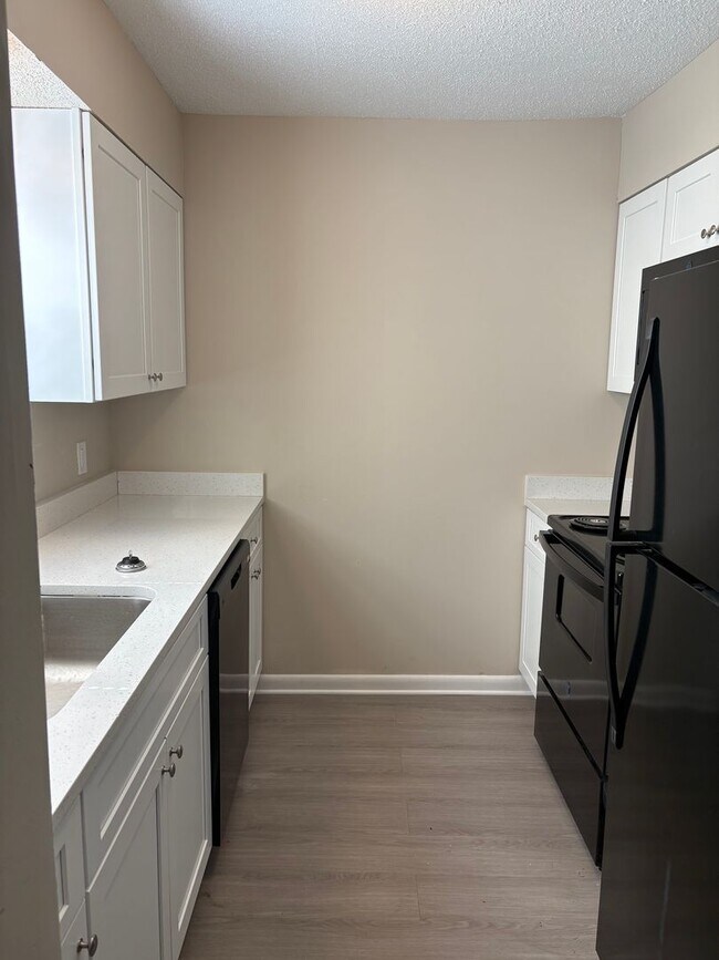 Building Photo - Newly Renovated 2 Bedroom 1.5 Bathroom Townhome