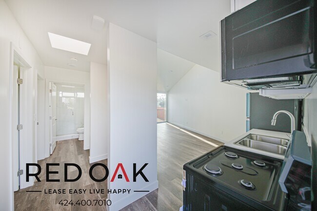 Building Photo - 2132 Cove Ave