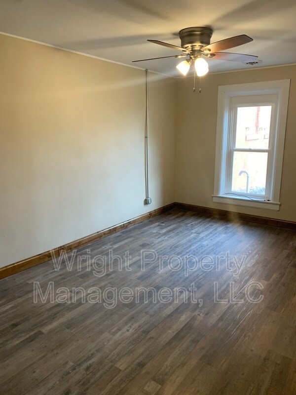 213 W Broadway St 213 W Broadway St Eagle Grove IA 50533 Apartment