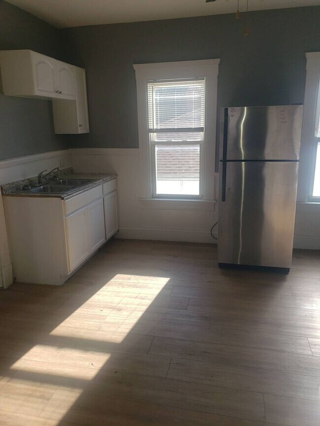 Building Photo - 3483 W 63rd St