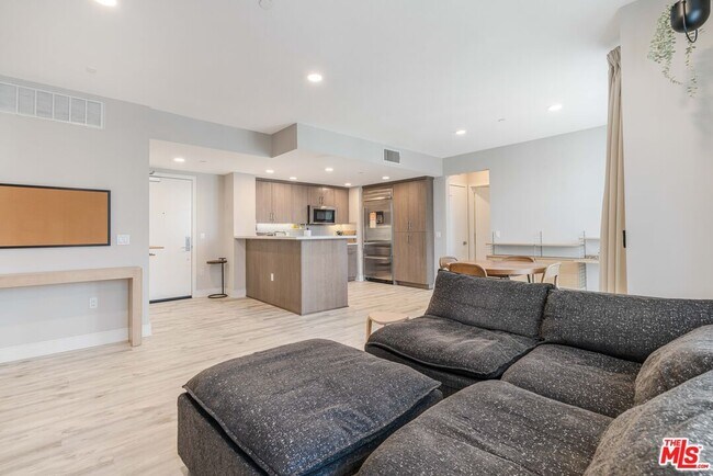 Building Photo - 6030 S Seabluff Dr