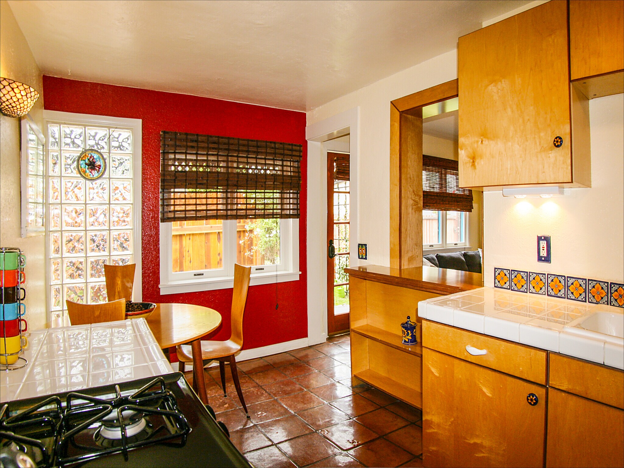 Break-through opening (left) connects Kitchen to Living Room - 14 S Venice Blvd