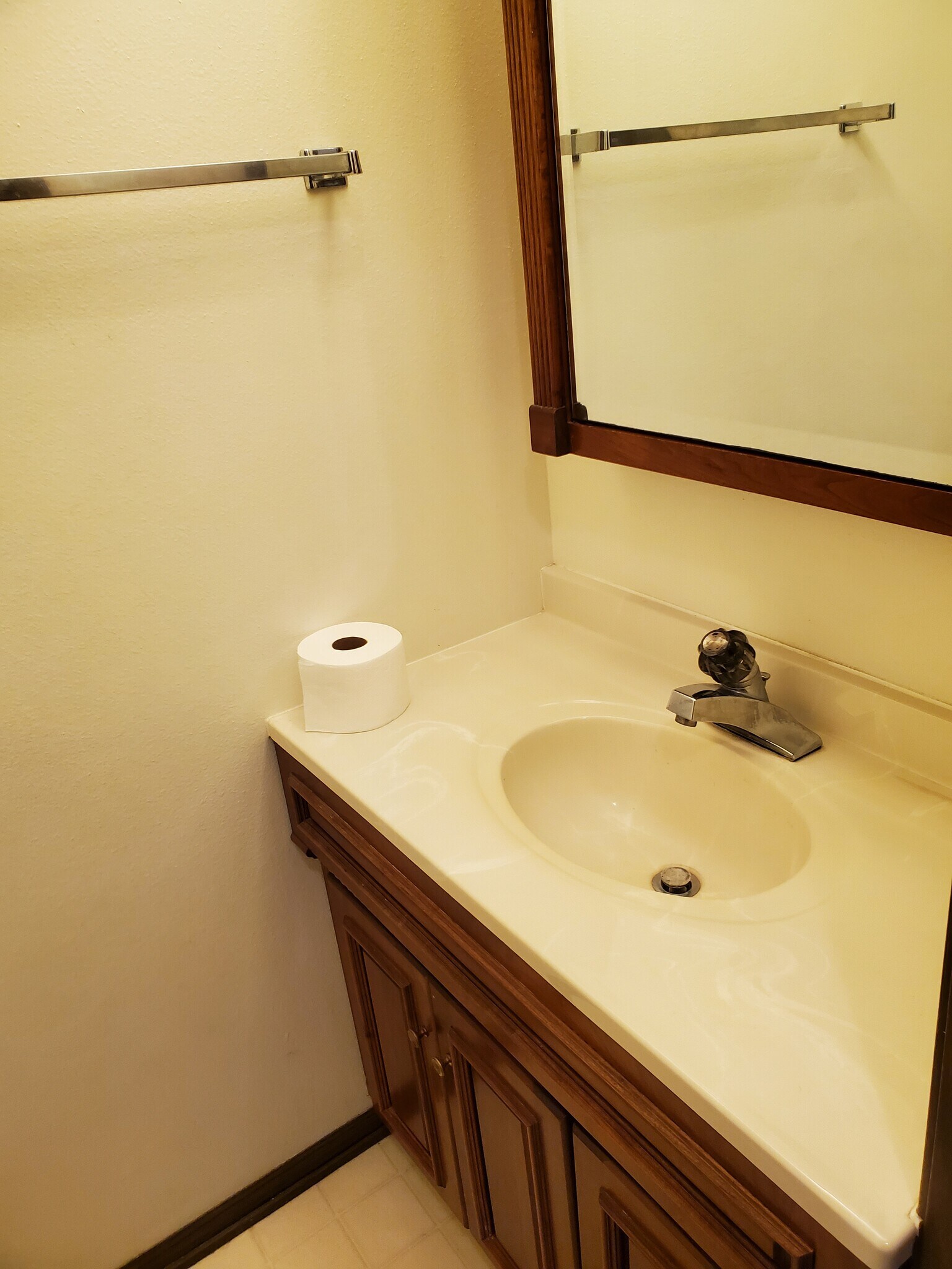 Main floor bath - 1106 Oleson Rd