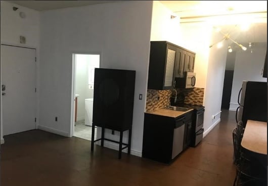 Building Photo - 215 W 7th St