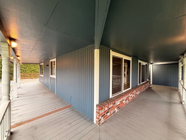 Building Photo - Private and quiet 3BD, 2 BA w/ 2 car garage near Fedrickson!