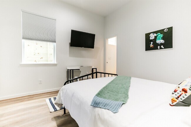 Building Photo - 4303 Chester St