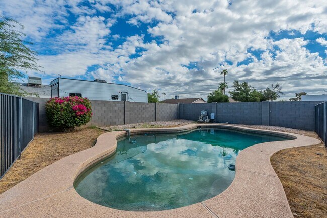 Building Photo - Wonderful East Valley Home! 4bedroom 1.5 B...