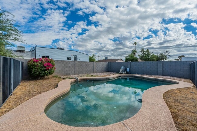Building Photo - Wonderful East Valley Home! 4bedroom 2 Bat...