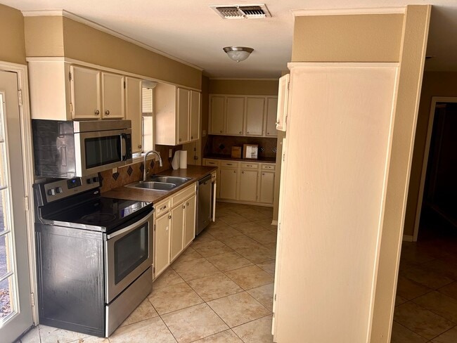 Building Photo - 6451 Frondosa Dr