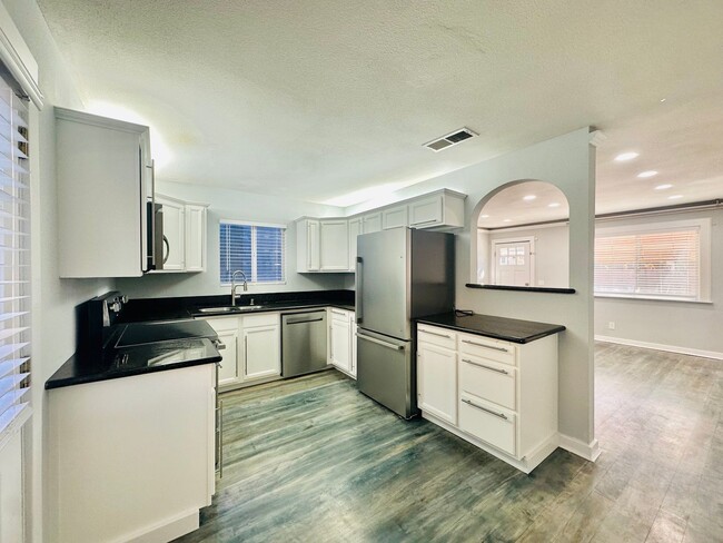 Building Photo - Charming Newly Remodeled 3-Bed, 2.5 Bath 2...