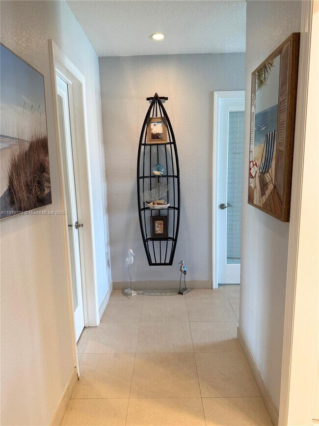 Building Photo - 1705 N Riverside Dr