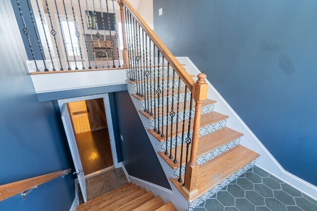 Building Photo - READY NOW!   Harrison Home with Finished Basement & Scenic Views