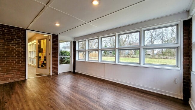 Building Photo - 495 Compton Rd