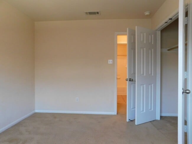 Building Photo - Available Now!!!! Beautiful home located i...