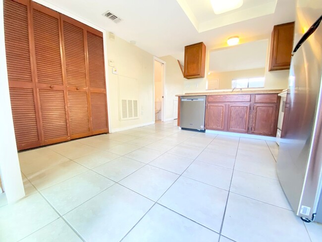 Building Photo - Beautiful Town Home near UCF in Orlando, F...