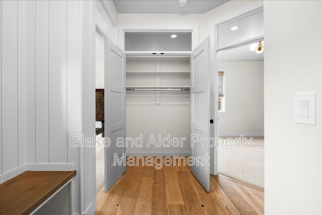 Building Photo - 496 NW Cascade Mountain Dr