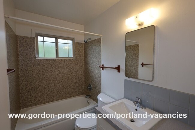 Building Photo - N Denver Ave - 1 bedroom apartment just of...