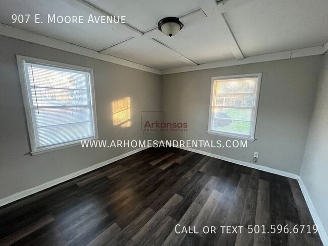 Building Photo - 907 E Moore Ave