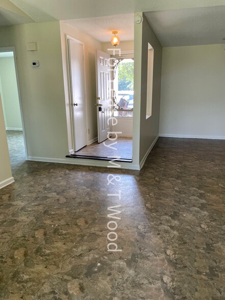 Entryway - 12917 Idlewild Rd