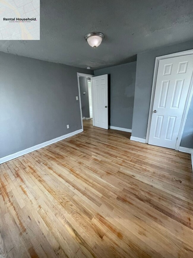 Building Photo - Spacious 3 Bedroom Home with Fenced Yard-Only $1200 a month