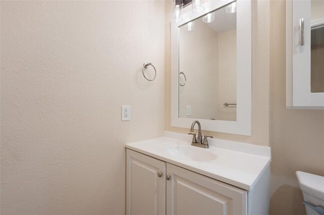 Building Photo - 6903 Woodhue Dr