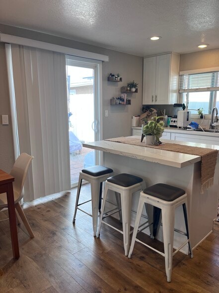 Kitchen island great for cooking and entertaining - 3675 Cherokee Ave