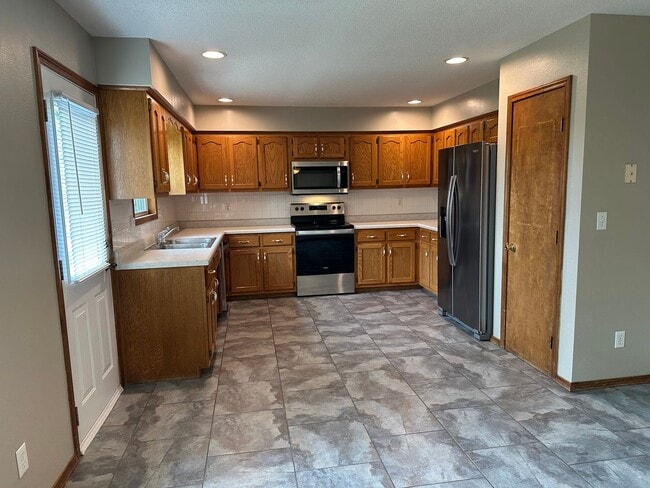 Building Photo - 4 Bed 2.5 Bath w/ Fenced Yard
