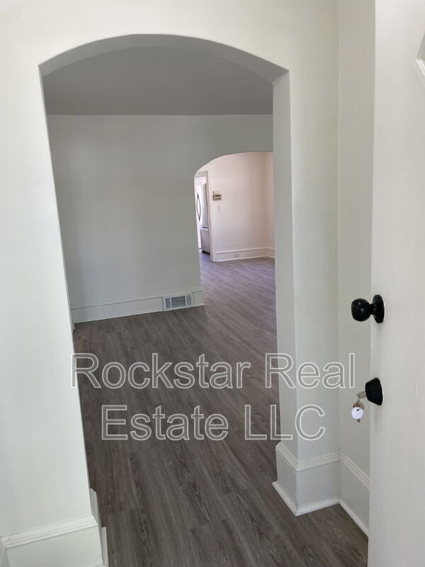 Building Photo - 214 W Euclid Ave