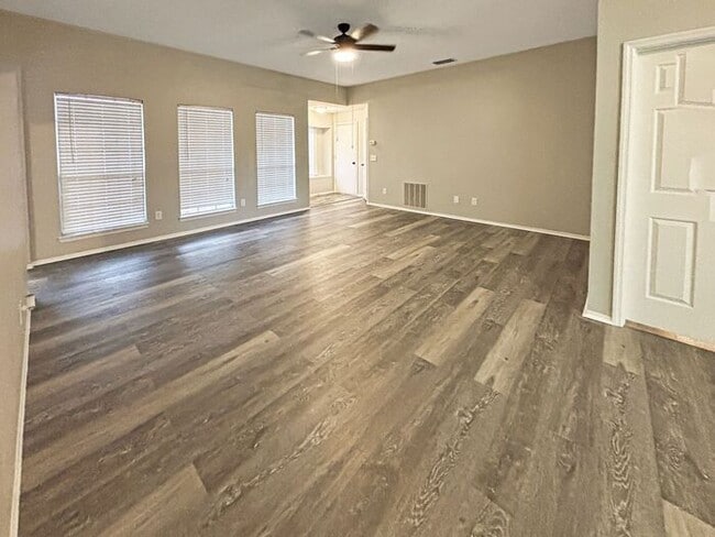 Building Photo - Beautiful 3-Bedroom Home: A Perfect Blend ...