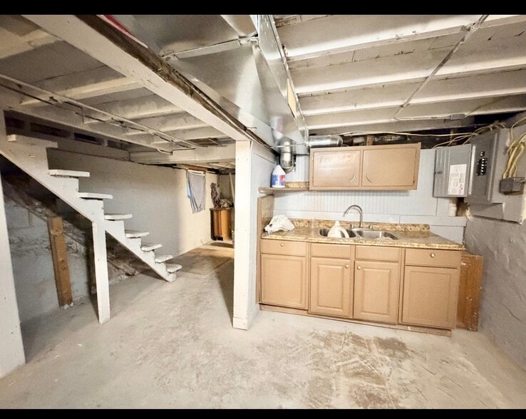 Building Photo - 1308 W 13th Ave